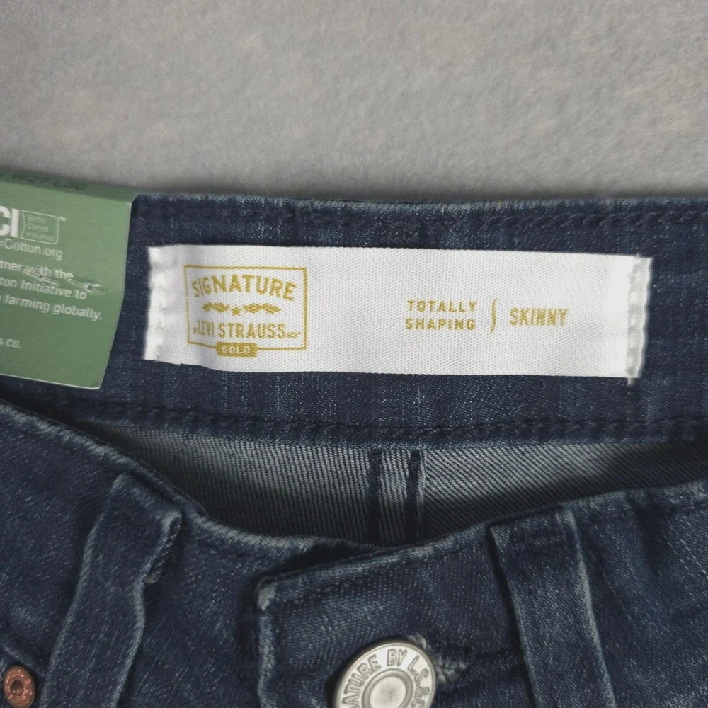 Signature Levi Strauss Mid Rise Skinny Jeans - Shaping Dark Wash - 4M W27 L30‎